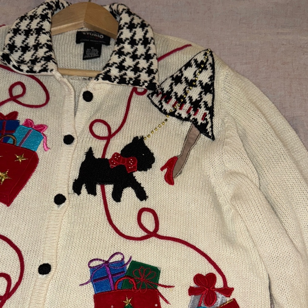Vintage White Cardigan with Festive Shopping Embroidery - Picture 5 of 13